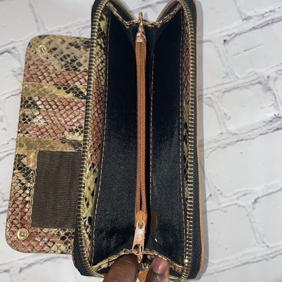 Kennth Cole Reaction wristlet - Picture 4 of 6